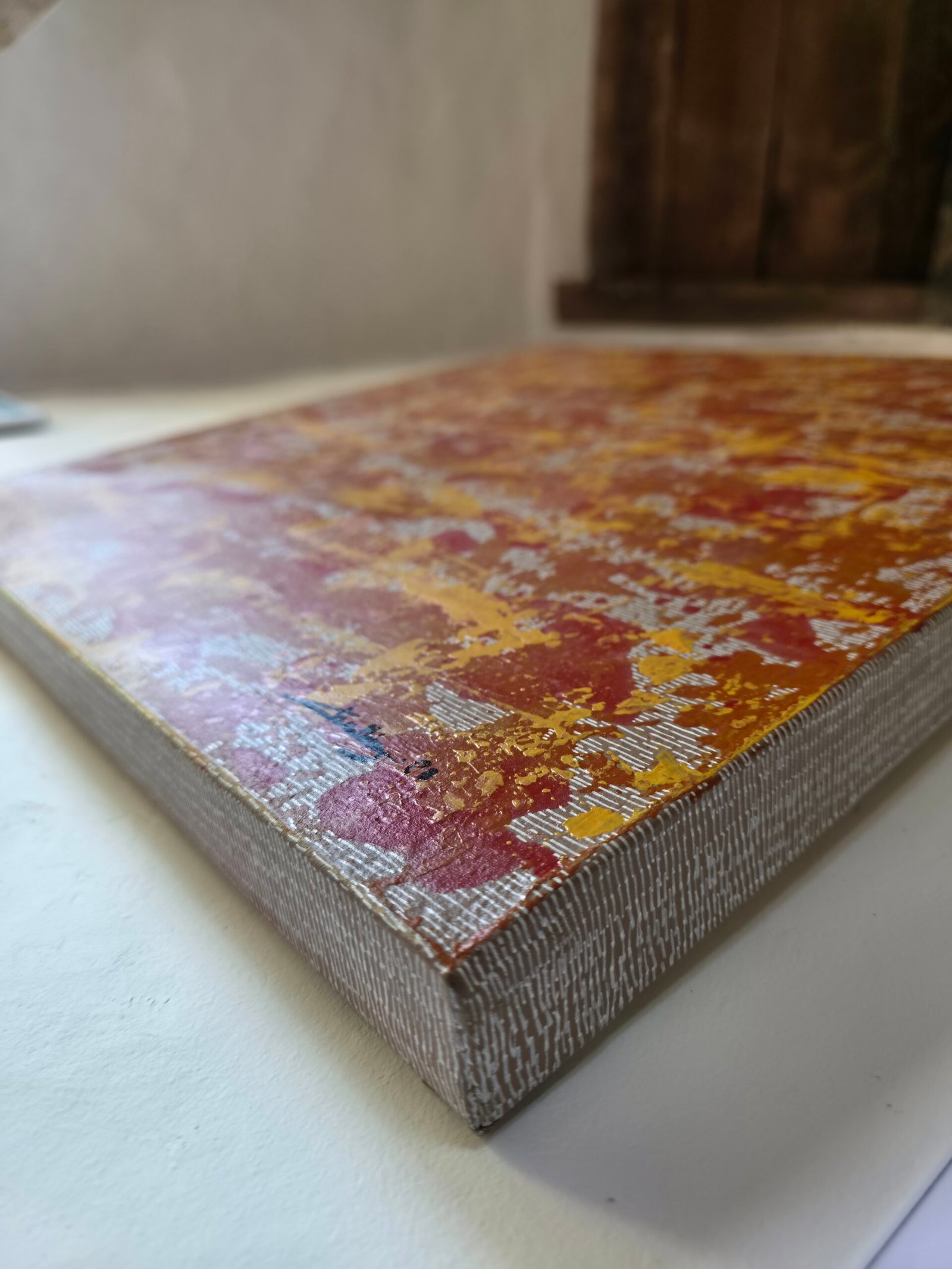 Détail macro de l'œuvre Terre de Sienne par Chatti Karim. Zoom sur les textures acryliques craquelées aux tons rouille, ocre et rouge profond. Vue latérale montrant l'épaisseur du châssis 3D. Art contemporain français, collection L'Invisible.