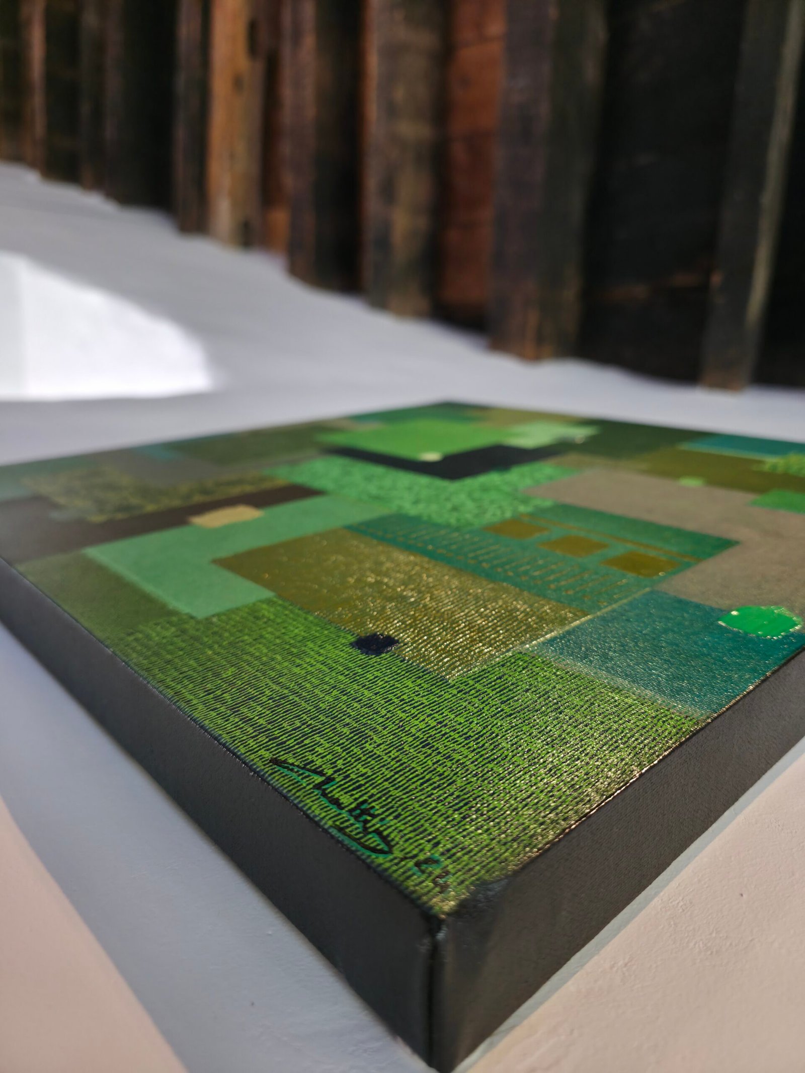 Détail macro de l'œuvre Oscillation chlorophyllienne par Chatti Karim. Zoom sur les textures abstraites vertes, mousse et écorce. Peinture contemporaine à fort relief, acrylique et sable. Collection L'Invisible.