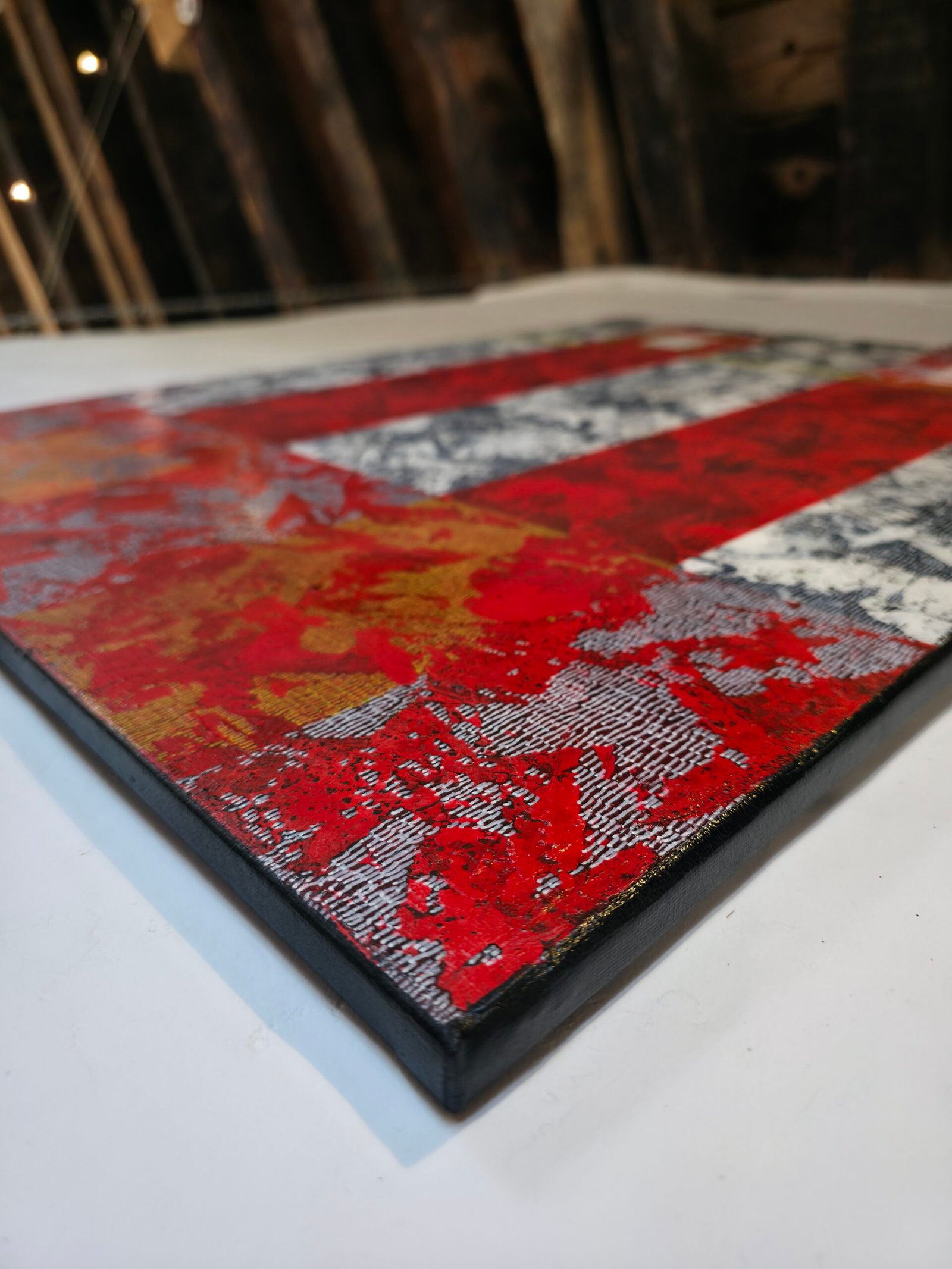 Détail macro de l'œuvre Pulsation saturée par Chatti Karim. Zoom sur les textures acryliques rouges intenses, effets de craquelure et matière en relief. Art contemporain français, collection L'Invisible.