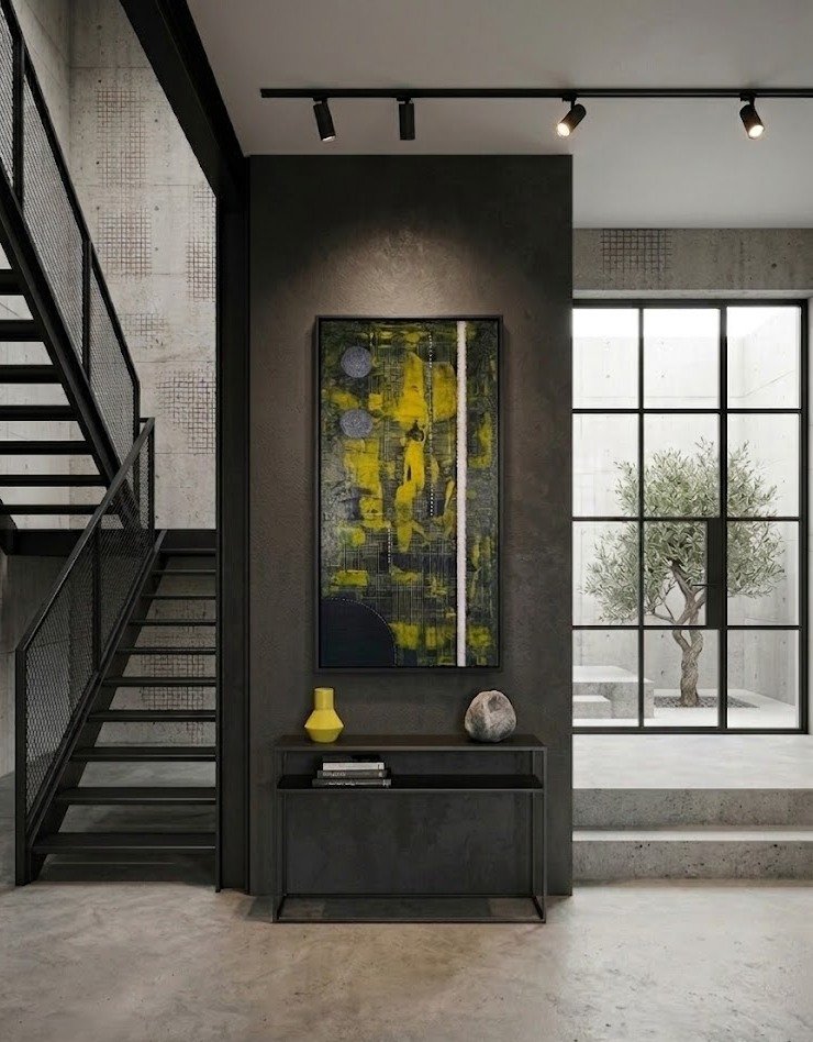 Mise en situation de Ligne brisée dans la nuit par Chatti Karim. Peinture abstraite contemporaine aux tons jaune soufre et noir profond, intégrée dans un intérieur design avec verrière et escalier. Collection L'Invisible, art français.