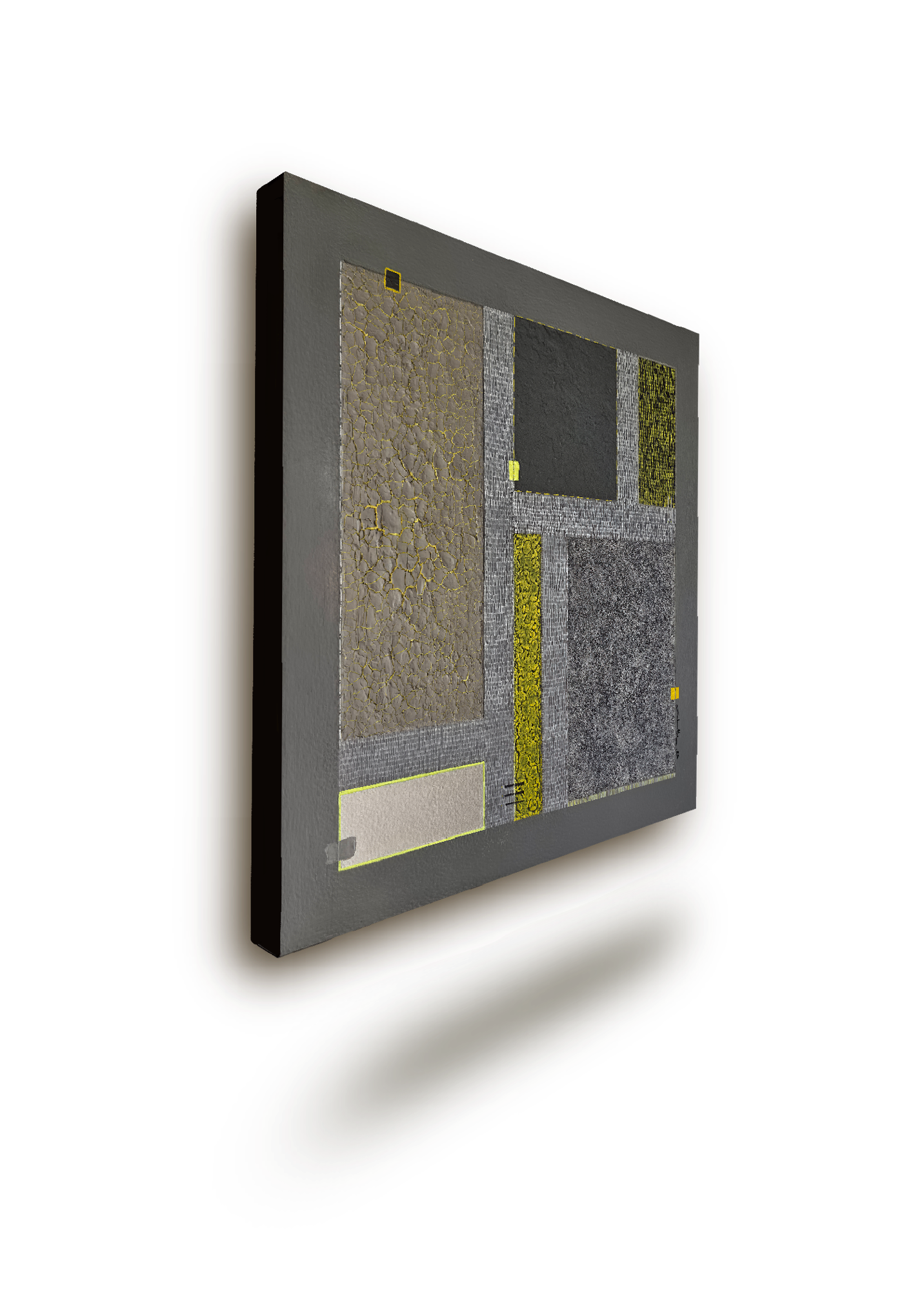 Rempart des Murmures — Vue perspective de la peinture abstraite contemporaine de Chatti Karim. Composition géométrique aux tons gris minéral, beige et éclats jaune soufre. Travail de matière avec sable et effets craquelés sur châssis 3D épaisseur 3,5 cm. Collection L'Invisible.